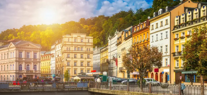 Edificios y puente sobre el río Teplá en Karlovy Vary, Chequia