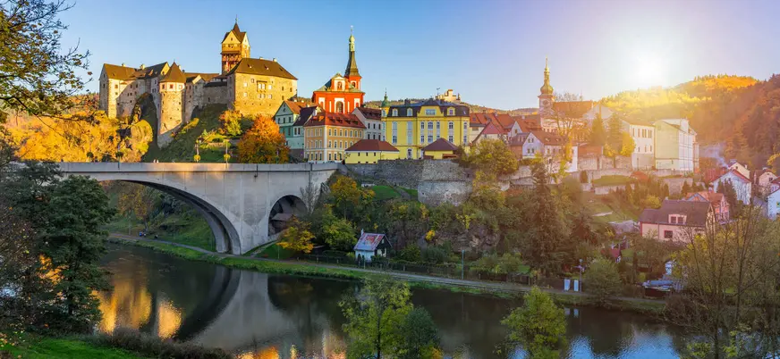 Castillo de Loket y puente sobre el río Ohře, República Checa.