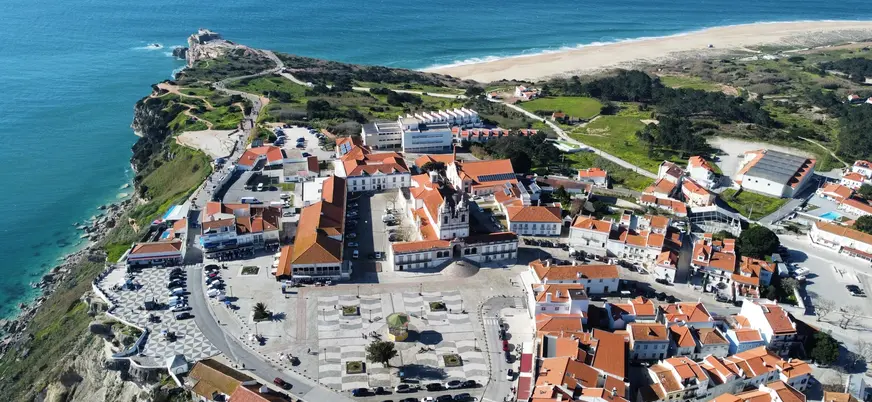 Vista aérea del Santuario de Nuestra Señora y acantilados en Nazaré, Portugal.
