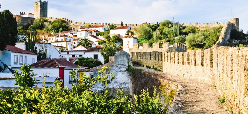 Vistas de las murallas medievales y casas de Óbidos, Portugal