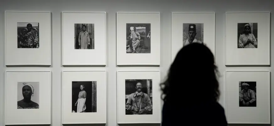 Mujer ante la exposición de Paul Strand en el centro KBR
