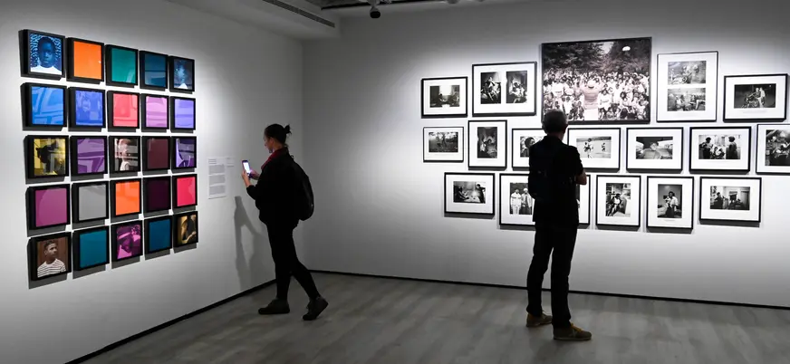 Visitantes contemplando la exposición de Carrie Mae Weems en el centro KBR