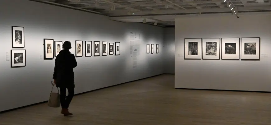 Persona observando exposición de Ilse Bing en el centro KBR