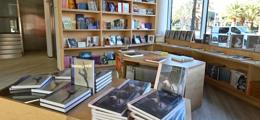 Libros de fotografía expuestos en la librería KBR de Barcelona