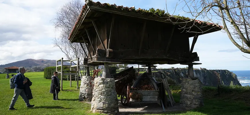 Hórreo tradicional junto a los acantilados de Cadavedo en Valdés, Asturias