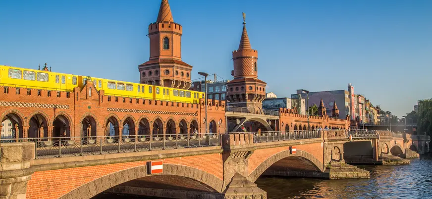 Tren de la línea U-Bahn cruzando el puente de Oberbaum en Berlín
