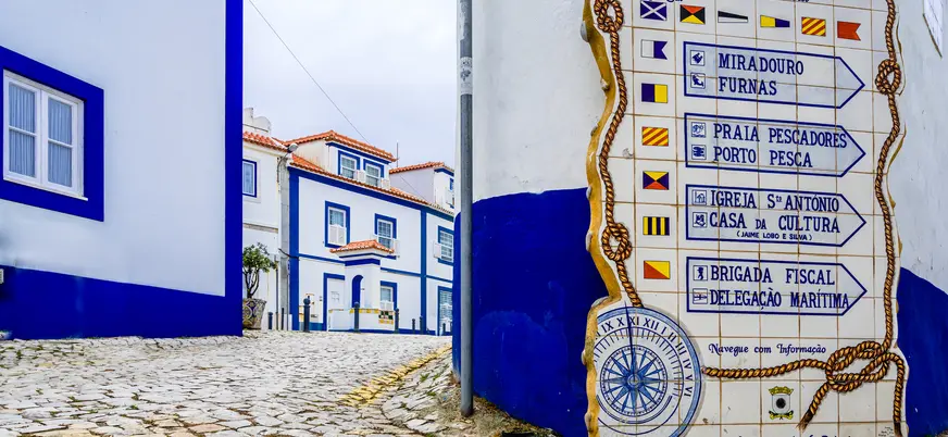 Cartel informativo de azulejos en Ericeira, Portugal