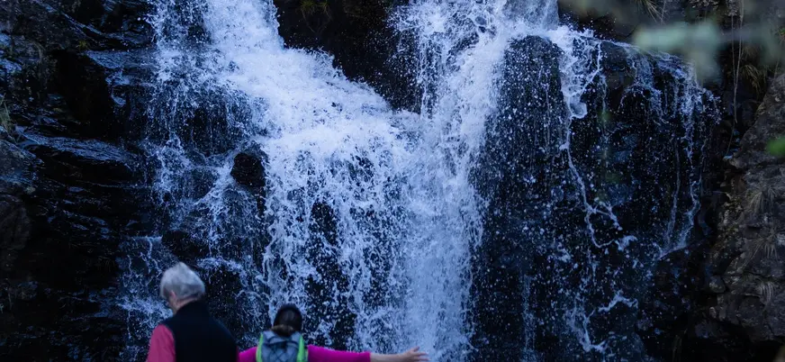 Senderistas frente a una cascada en la ruta de Caldeirão Verde, Madeira