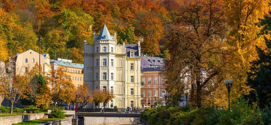 Edificios junto al río Teplá en Karlovy Vary