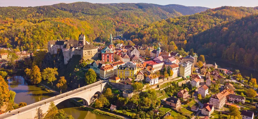 Panorámica de Loket, Chequia, con su castillo medieval y el río Ohře