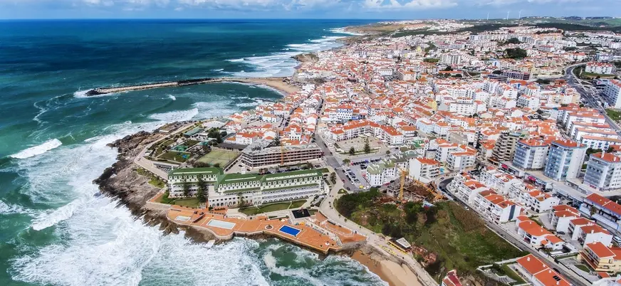 Vista aérea del pueblo costero de Ericeira y el océano Atlántico en Portugal