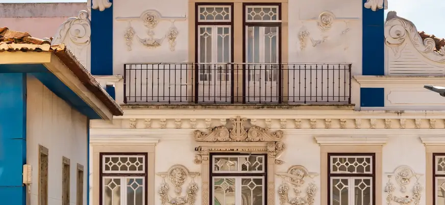 Edificio histórico en la plaza de Ericeira, Portugal