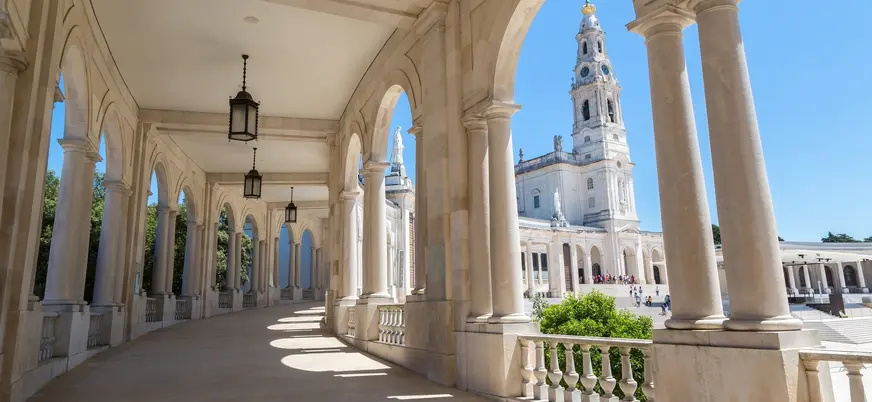 Columnata y torre de la Basílica de Nuestra Señora del Rosario, Fátima