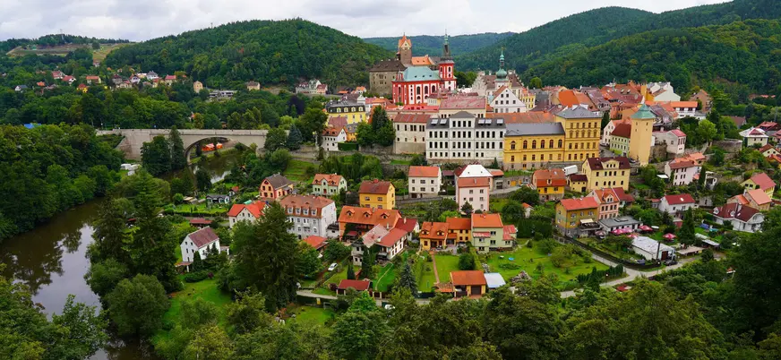 Pueblo medieval de Loket sobre el río Ohře