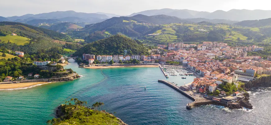 Panorámica aérea de la ría, el puerto y el pueblo de Mundaka, Vizcaya