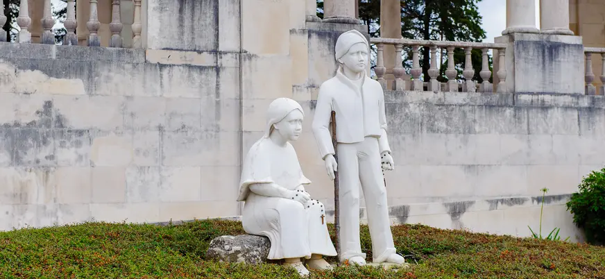 Estatua de los pastorcitos Lucía y Francisco Marto en el Santuario de Fátima