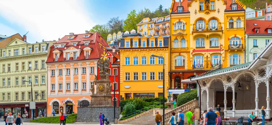 Edificios y Columnata del Mercado en una plaza de Karlovy Vary, Chequia