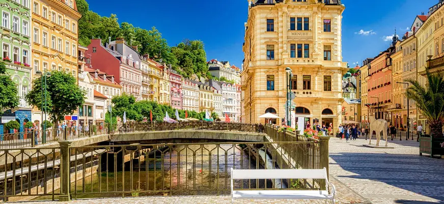 Puente sobre el río Teplá y arquitectura imperial en Karlovy Vary, Chequia