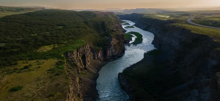 Cañón del río Hvítá en el Círculo Dorado de Islandia, con vistas aéreas del valle y acantilados verdes.