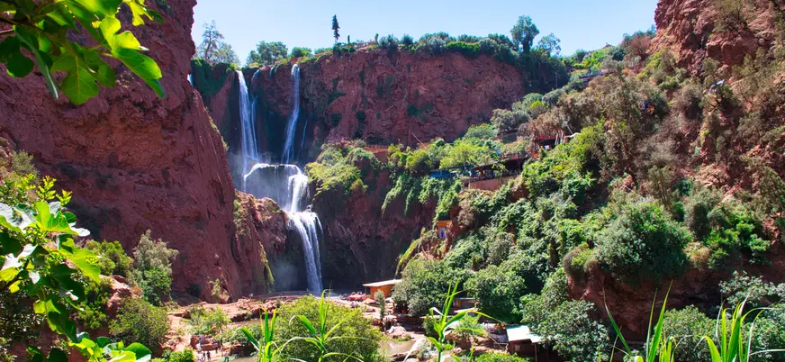 Vista panorámica de las Cascadas de Ouzoud entre vegetación en Marruecos
