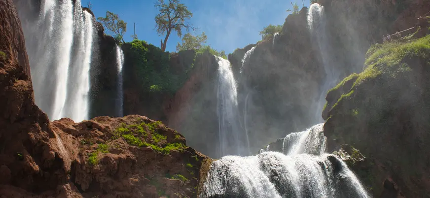 Cascadas de Ouzoud con saltos de agua y vegetación en Marruecos