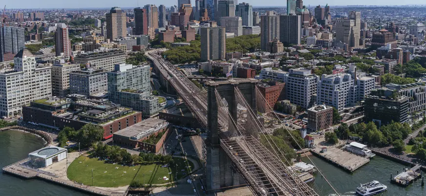 Vista aérea del Puente de Brooklyn y skyline de Manhattan, Nueva York, Estados Unidos