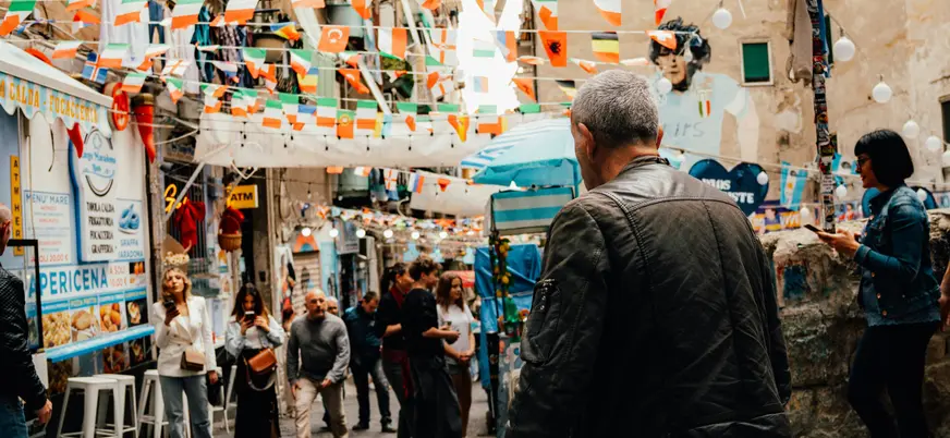 Turistas y vecinos paseando por el barrio español de Nápoles