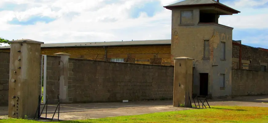 Torre de vigilancia y muro perimetral del antiguo campo de concentración de Sachsenhausen