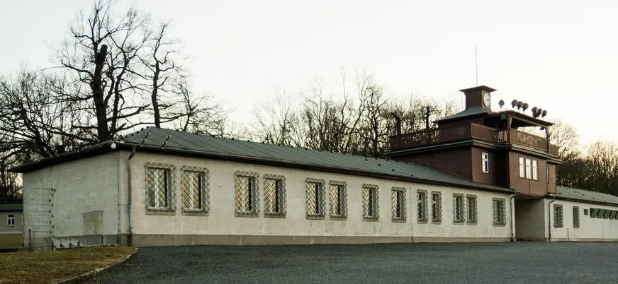 Edificio principal del antiguo campo de concentración de Sachsenhausen al atardecer