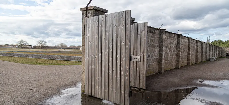 Puerta lateral del antiguo campo de concentración de Sachsenhausen tras la lluvia