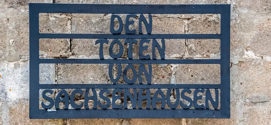 Placa conmemorativa “Den Toten von Sachsenhausen” en el memorial de Sachsenhausen