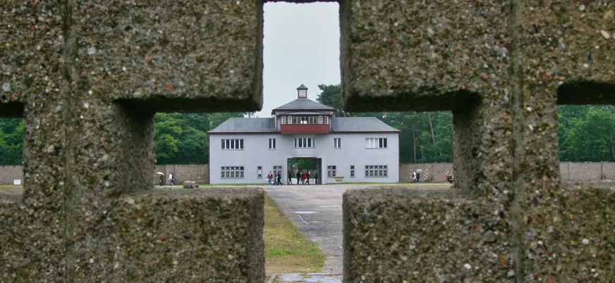Entrada del antiguo campo de concentración de Sachsenhausen vista tras el muro