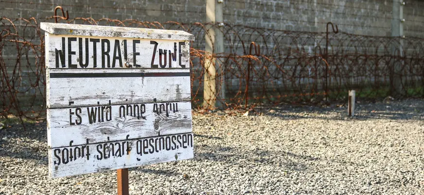 Señal de zona neutral en el antiguo campo de concentración Sachsenhausen