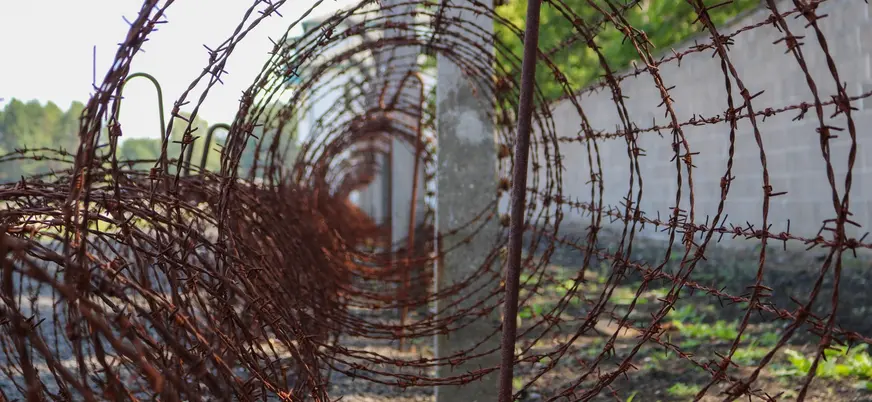 Alambre de espino oxidado en el perímetro del antiguo campo de Sachsenhausen