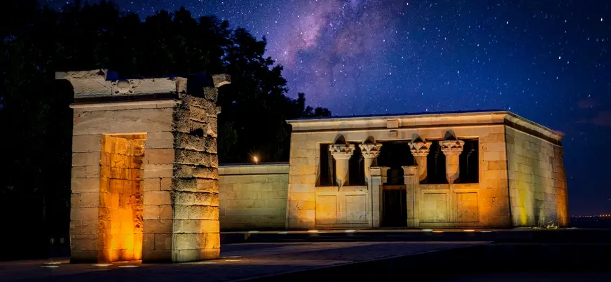 Templo de Debod iluminado en la noche