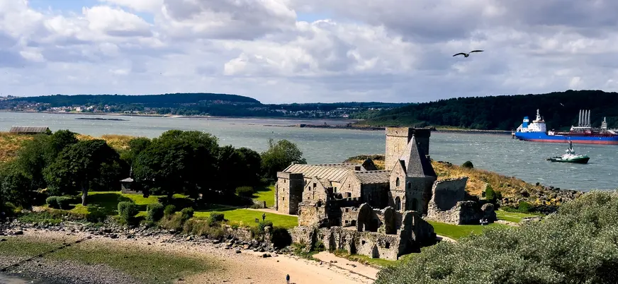 abadía de inchcolm frente al mar en el firth of forth