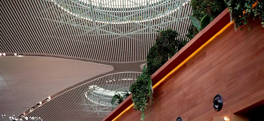 Detalle del diseño interior del aeropuerto de Estambul con techo moderno y vegetación, Turquía