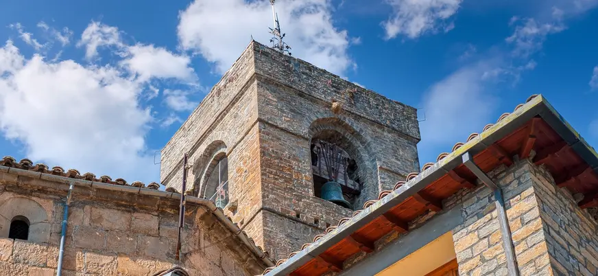 Primer plano de la torre de la iglesia en Aínsa, Huesca