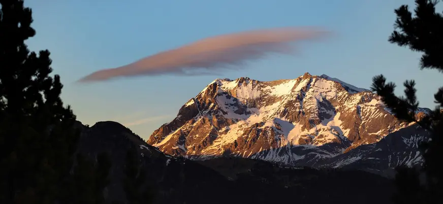 Montaña nevada en la Sierra de Guara en Aínsa, Huesca.