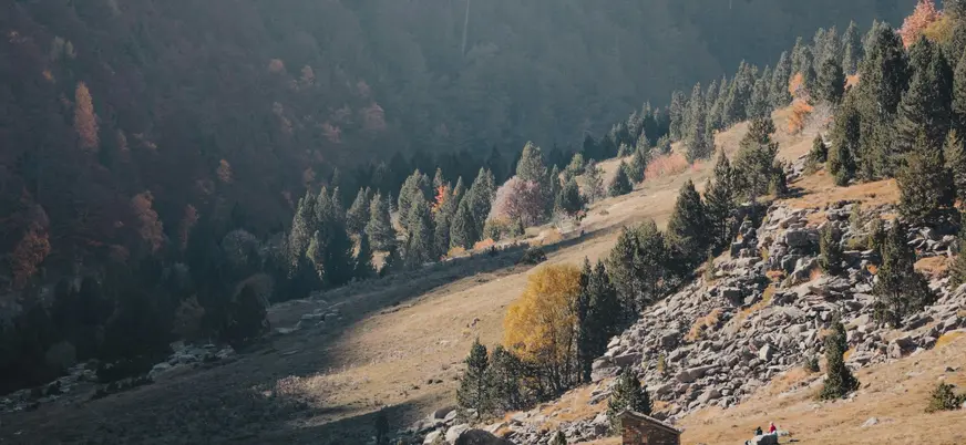 Valle y cabaña de piedra en Aínsa, Huesca.
