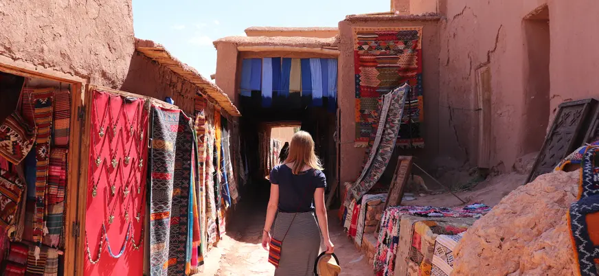 Callejón con artesanía en Ait Ben Haddou, Patrimonio de la UNESCO, Marruecos