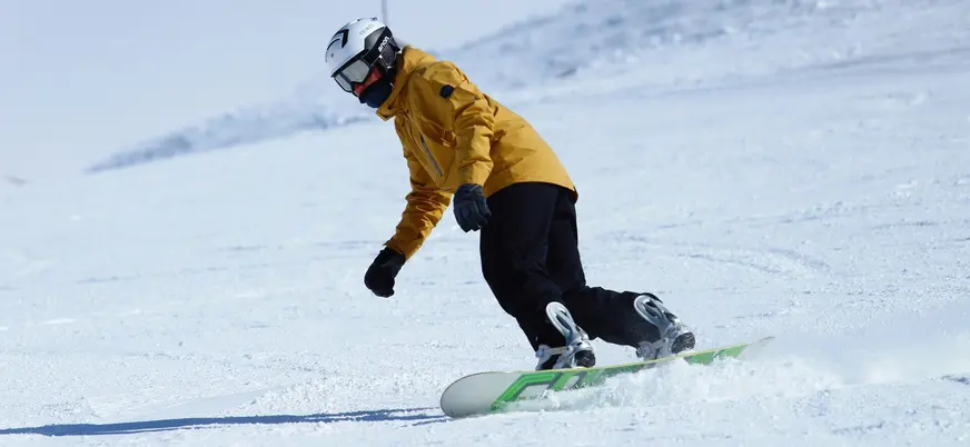Niño haciendo snowboard en Fuentes de Invierno, Asturias