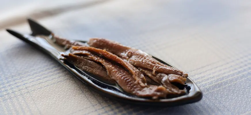 Anchoas artesanales de Santoña, Cantabria, servidas en bandeja.