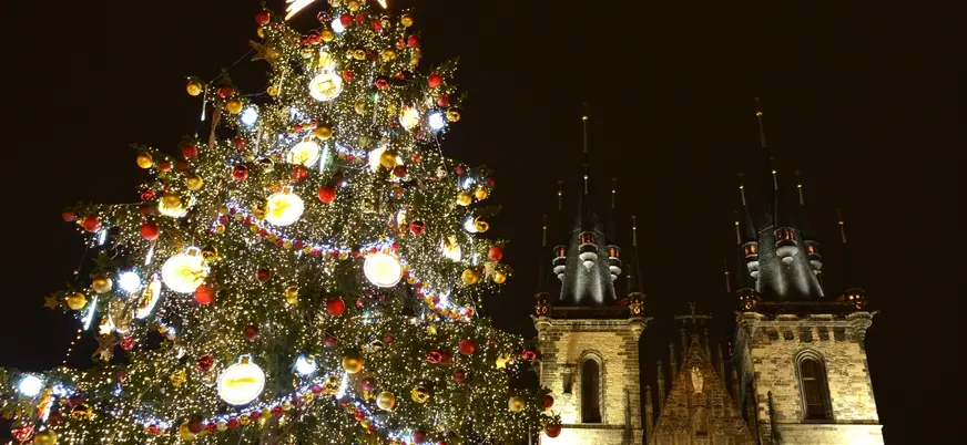 Árbol de Navidad iluminado junto a la iglesia de Týn en Praga