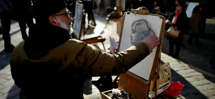 Artista callejero dibujando retratos en vivo en París