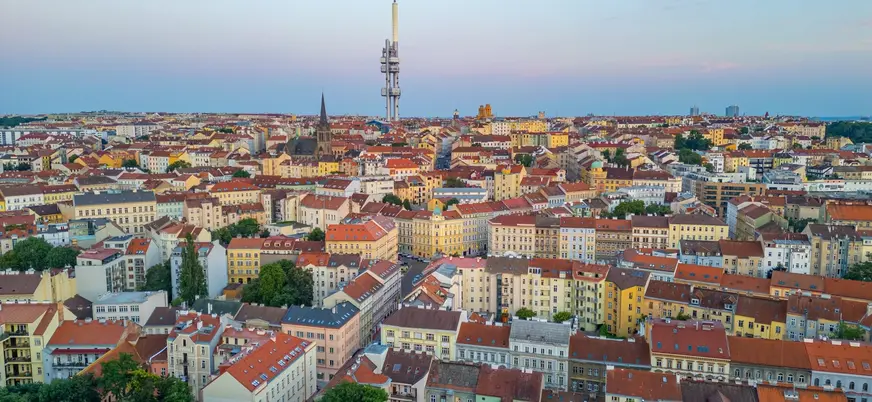 Vista aérea de los tejados de Praga con la Torre de Televisión Žižkov al fondo.
