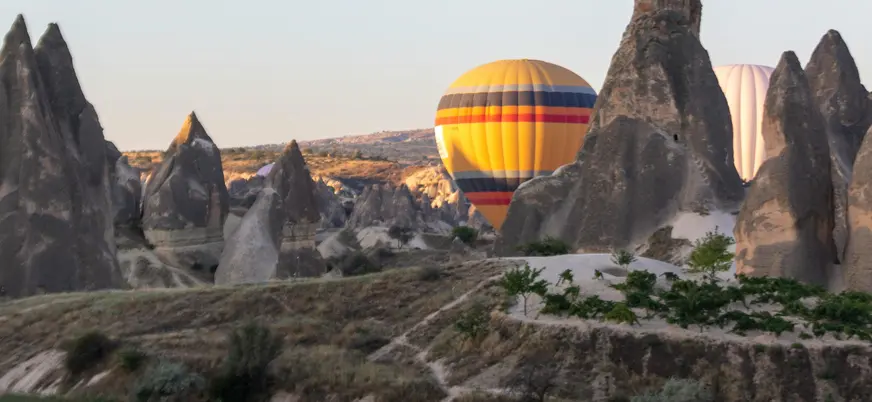 Aterrizaje de globo entre chimeneas de hadas en Capadocia, Turquía