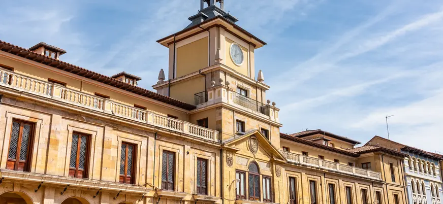 Fachada del Ayuntamiento de Oviedo en Asturias