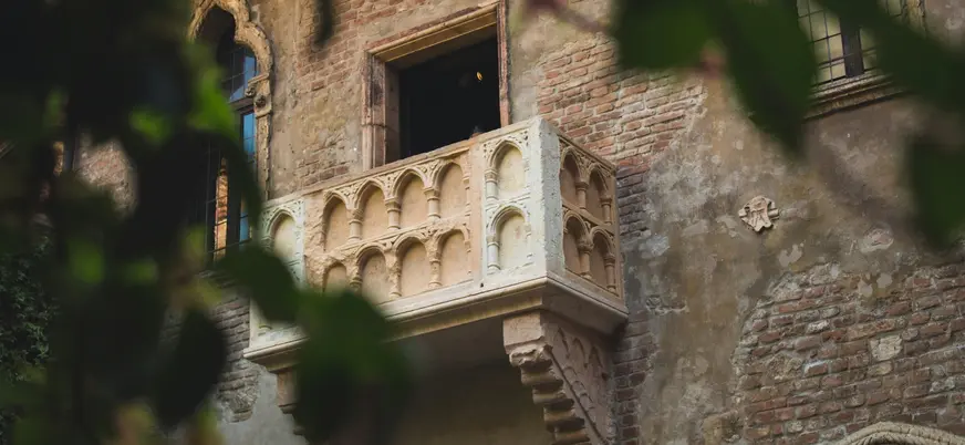 Balcón de Julieta en Verona durante excursión desde Venecia