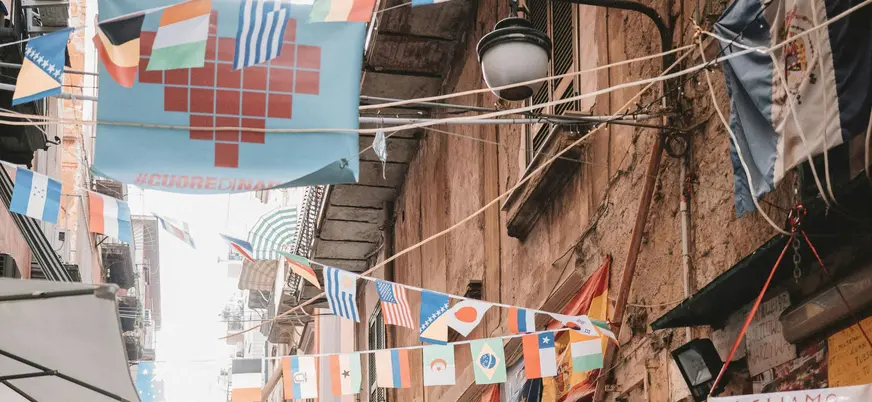 banderas decoran una calle del barrio español de Nápoles